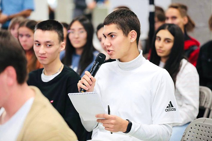 Андрей Хапочкин встретился с сахалинской молодежью в рамках слета «Время быть», приуроченного к Всемирному дню молодежи