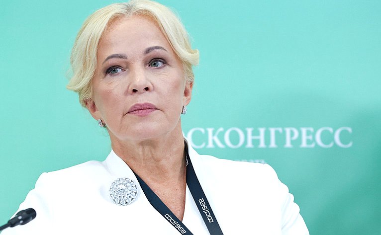 Сессия «Новые регионы России и Дальний Восток: вектор стратегического партнерства и перспективные точки роста экономики». X Восточный экономический форум