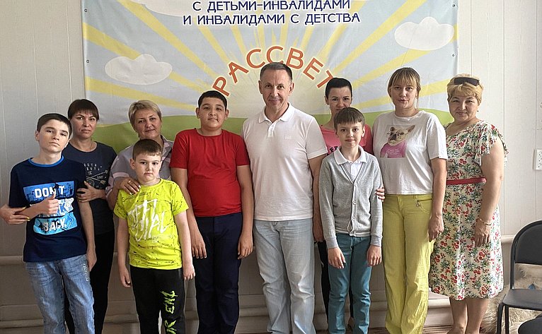 Олег Алексеев посетил общественную организацию «Рассвет» в Саратовской области