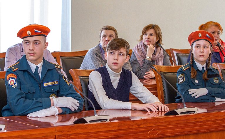 Юрий Воробьев вручил паспорта юным жителям Вологодской области