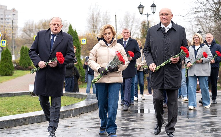 Сенаторы РФ возложили цветы к мемориалу Советским воинам, погибшим в годы Великой Отечественной войны (г. Тверь)