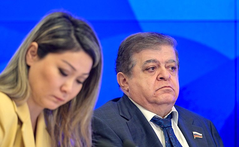 В пресс-центре МИА «Россия сегодня» прошла пресс-конференция по представленному докладу Международного общественного трибунала по преступлениям украинских неонацистов «Пытки российских военнослужащих: свидетельства освобожденных из украинского плена»