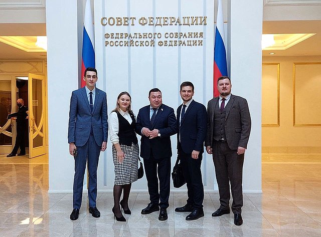 Александр Новьюхов провел в Совете Федерации рабочую встречу с представителями Молодежного парламента при региональной Думе