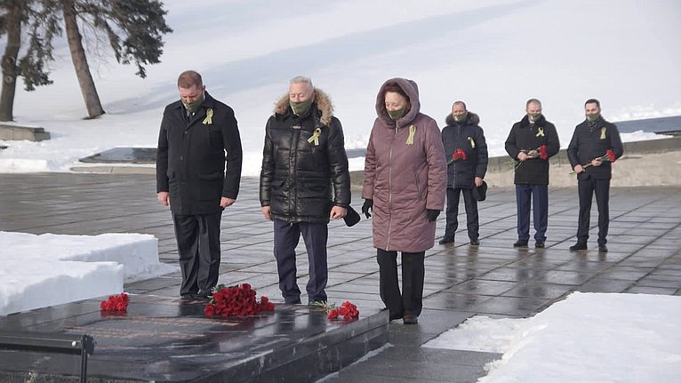 Николай Семисотов посетил Мамаев курган, где возложил цветы в память о погибших в ходе битвы под Сталинградом