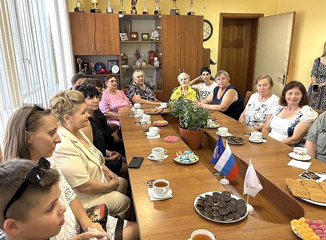 Екатерина Алтабаева совместно с главой Гагаринского района Алексеем Ярусовым провела встречу с многодетными матерями Севастополя, удостоенными знаков отличия