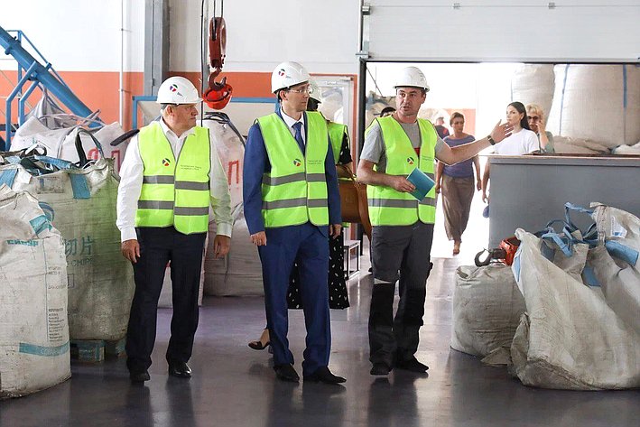 Павел Тараканов посетил два инвестиционных объекта – кондитерскую фабрику и цех по производству сетки для упаковки сельскохозяйственной продукции