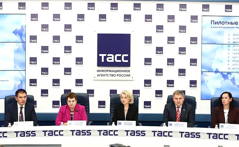 В пресс-центре ТАСС первый заместитель председателя Комитета СФ по бюджету и финансовым рынкам Сергей Рябухин принял участие в пресс-конференции, посвященной пилотному рейтингу деятельности контрольно-счетных палат субъектов РФ