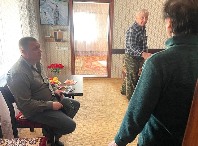Игорь Кастюкевич посетил пожилых супругов Капраловых, дом которых пострадал в результате обстрела со стороны ВСУ прошлым летом