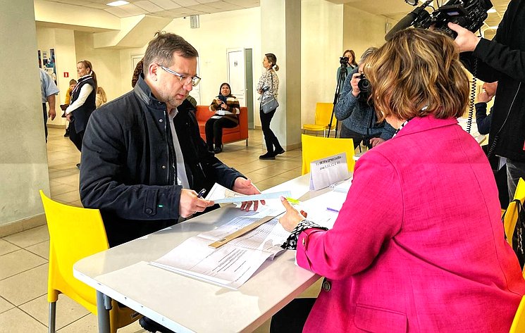 Николай Владимиров вместе с супругой проголосовал на выборах Президента России на избирательном участке
