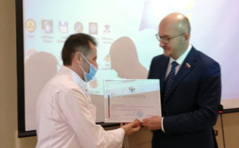 Олег Цепкин наградил медицинских работников Челябинской областной больницы