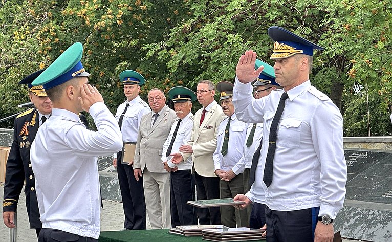 Церемония вручения наказов сотрудникам федеральной службы безопасности, приступающим к работе в пограничном подразделении Челябинской области