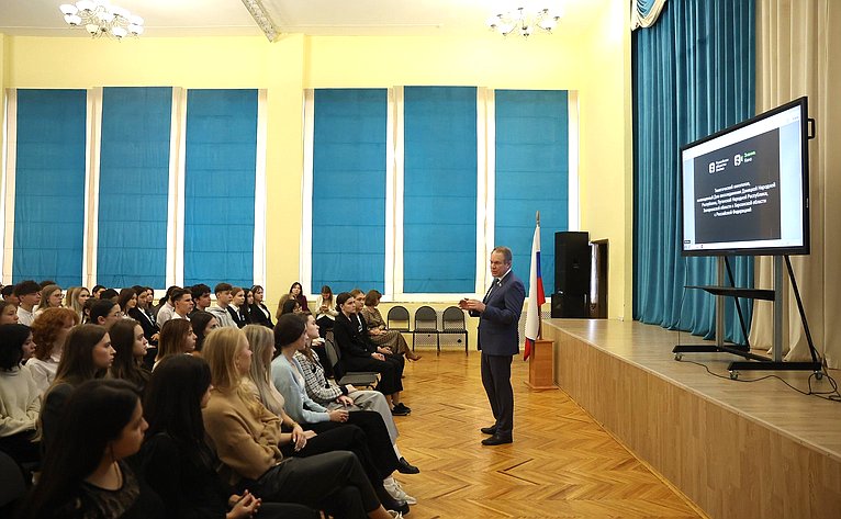 Александр Башкин открыл Неделю документального кино для школьников Астраханской области о событиях и героях СВО