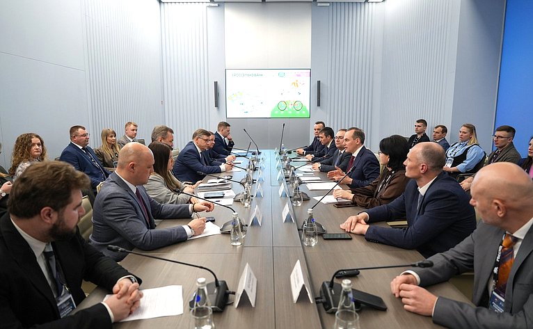 Первый заместитель Председателя Совета Федерации Андрей Яцкин принял участие в круглом столе, посвященном реализации проекта по интеграции органической молочной продукции в рацион детей, — «Органика детям»