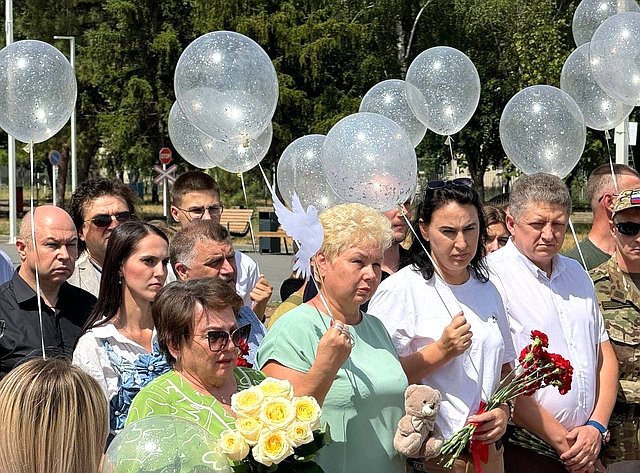 Ольга Бас в ходе поездки в регион посетила Луганский детский парк имени Щорса, возле Мемориала погибшим детям Луганщины, чтобы почтить их память