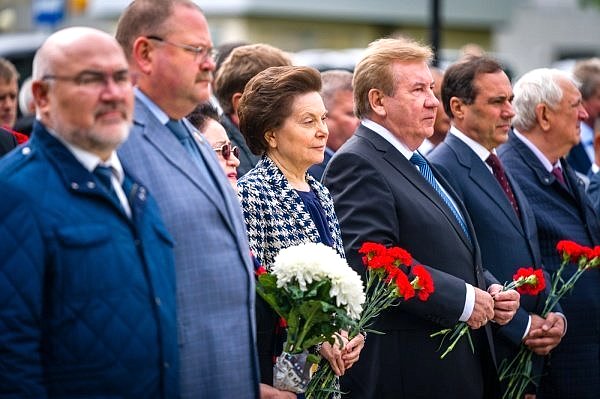 В городе Нефтеюганске прошли памятные мероприятия, посвященные 21-й годовщине гибели Мэра города Владимира Петухова