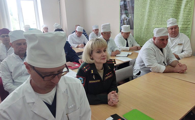 Сергей Горняков вручил Благодарность Председателя Совета Федерации начальнику ФГКУ «413 Военный госпиталь» Минобороны России (г. Волгоград) Расулу Мусаеву