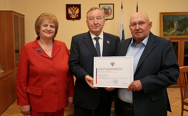 Сенатор Александр Карлин вручил награды лучшим представителям Алтайского края