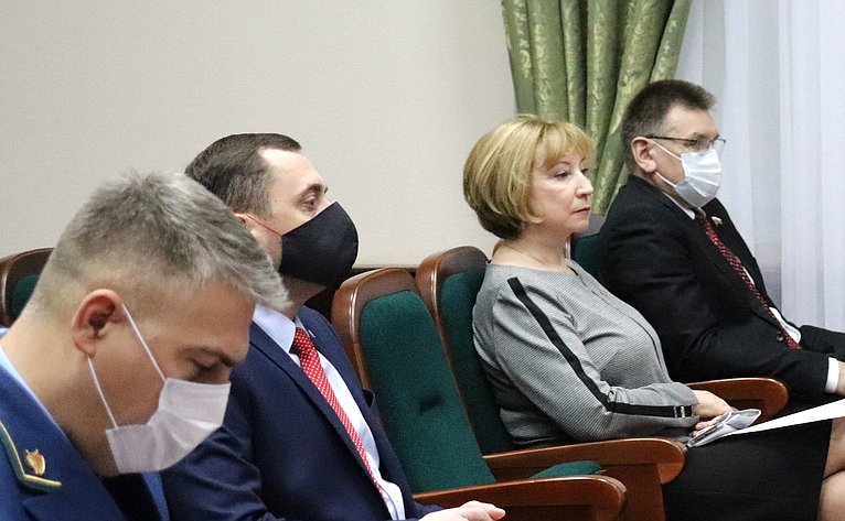 Римма Галушина в ходе работы в регионе приняла участие в 33-й сессии регионального парламента