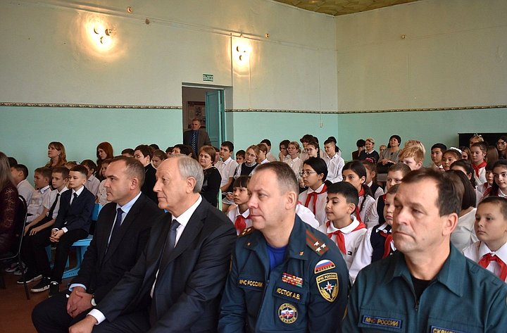 Валерий Радаев вручил награды юным героям Саратовской области