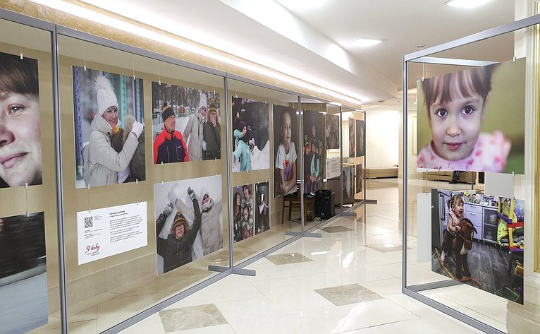 Открытие в Совете Федерации фотовыставки «Я ЖИВУ» в преддверии Международного дня редких заболеваний