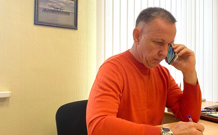 Олег Алексеев поздравил с Днем Победы ветеранов Великой Отечественной войны