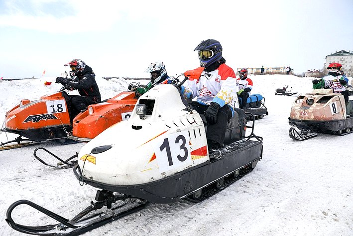 Римма Галушина в ходе поездки в регион приняла участие в традиционном окружном спортивном празднике снегоходной техники