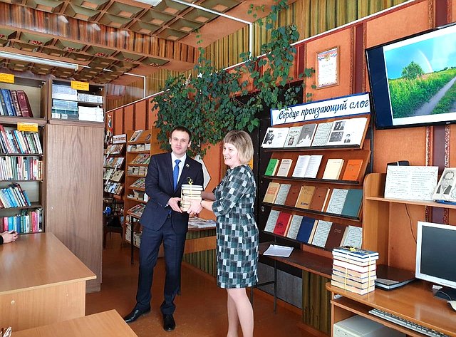 Сергей Леонов посетил сельские библиотеки Починковского района Смоленской области