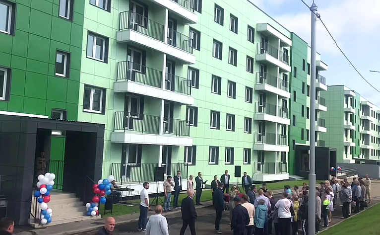 Андрей Хапочкин принял участие в торжественной сдаче жильцам двух новых многоэтажных домов в Углегорском районе области