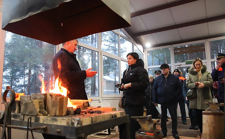 Заместитель Председателя СФ Юрий Воробьев провел обзорную экскурсию по Образовательному центру, рассказав про школьную судоверфь, гончарную и кузнечные мастерские, а также про военно-патриотическую экспозицию