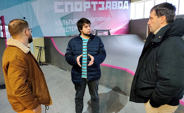 Эдуард Исаков посетил культурно-спортивный кластер «Спортзавод» в Сургуте