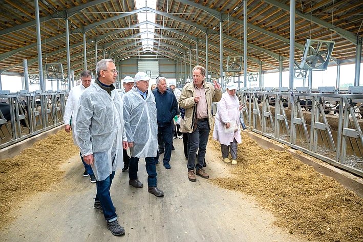 Анатолий Артамонов в селе Пеневичи Хвастовичского района Калужской области принял участие в торжественном открытии нового современного животноводческого комплекса