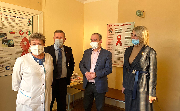 Наталия Косихина и Сергей Березкин посетили пункты вакцинации от коронавируса в ряде муниципальных районов Ярославской области