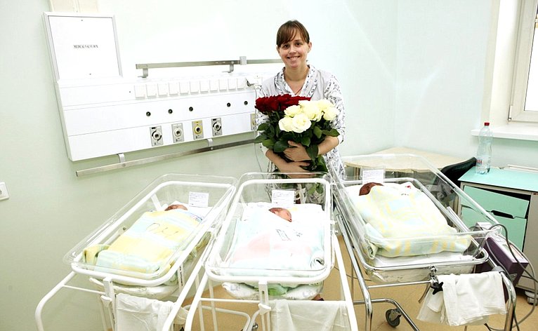 И. Каграманян поздравил маму тройняшек, родившихся в ярославском перинатальном центре