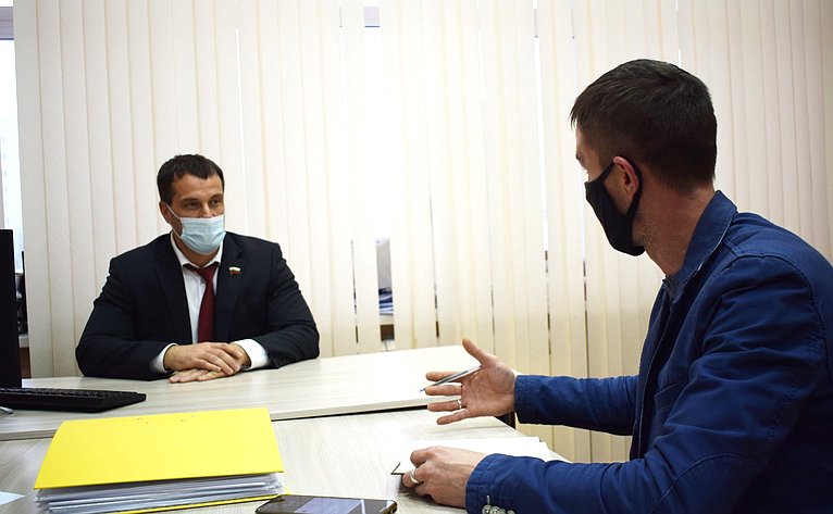 Эдуард Исаков провёл приём граждан по личным вопросам в общественной приёмной в городе Нефтеюганске