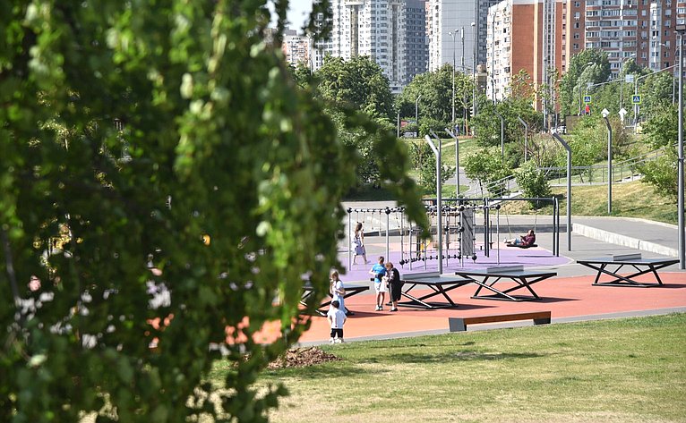 Инна Святенко совместно с депутатом Государственной Думы Петром Толстым встретились с жителями на прудах-регуляторах после завершения благоустроительных работ