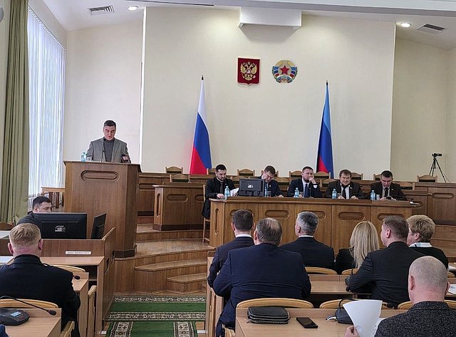 Ольга Бас в ходе поездки в регион приняла участие в первом в этом году пленарном заседании Народного совета ЛНР