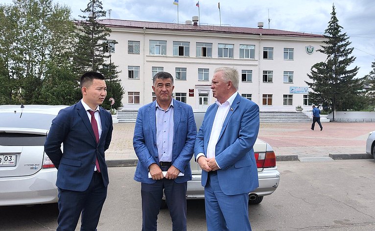 Вячеслав Наговицын во время региональной недели ознакомился с программой подготовки к празднованию 300-летия исторического города Кяхта