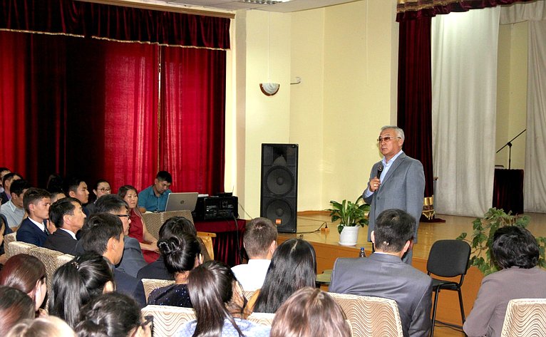 Б. Жамсуев провел встречу с представителями молодежи Агинского Бурятского округа