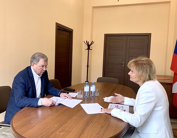 Анатолий Артамонов провел рабочую встречу с директором Калужского филиала Российского государственного аграрного университета – МСХА имени К.А. Тимирязева Светланой Малаховой