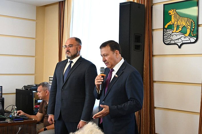 Александр Ролик совместно с главой Владивостока Константином Шестаковым провел встречу с проживающими в столице Приморья ветеранами — участниками боев с милитаристской Японией в августе-сентябре 1945 года