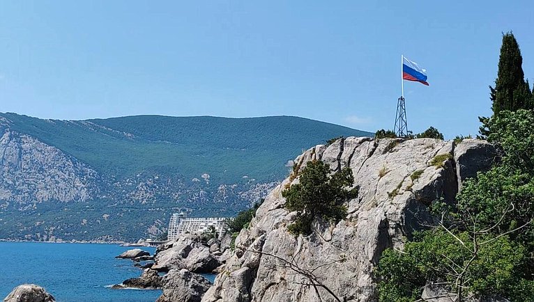 Лариса Мельник вместе с командой Народного фронта вновь водрузили флаг России на живописном берегу бухты Ласпи