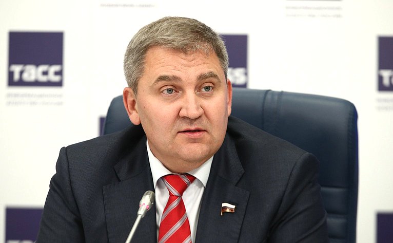 В пресс-центре ТАСС состоялась пресс-конференция, посвященная пилотному рейтингу деятельности контрольно-счетных палат субъектов РФ и представлению его результатов