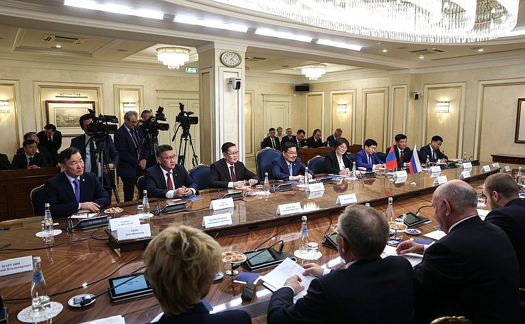 Валентина Матвиенко провела встречу с Председателем Великого Государственного Хурала Монголии Гомбожавыном Занданшатаром