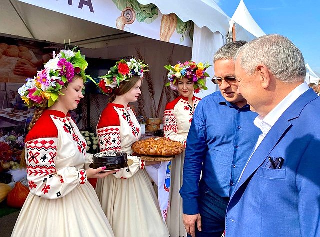 Анатолий Артамонов в ходе поездки в регион принял участие в открытии выставки-ярмарки «Калужская осень-2024»