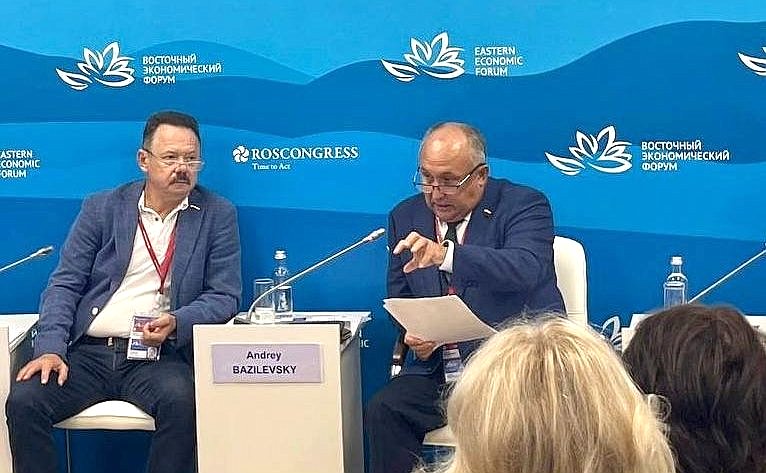 Андрей Базилевский посетил VII Восточный экономический форум, где состоялось обсуждение вопросов финансового просвещения волонтеров