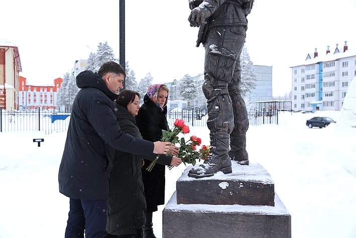 Владимир Пушкарев в сквере Воинской доблести возложил цветы к мемориалу героям Отечества