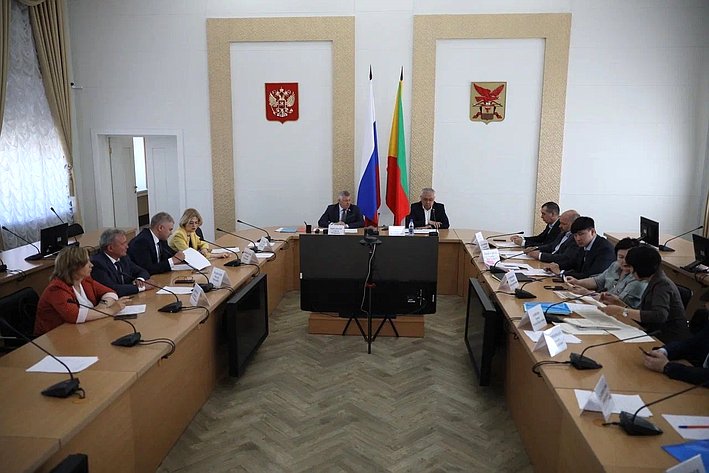 Баир Жамсуев и Сергей Михайлов провели совещание, на котором обсудили вопросы строительства школ и детских садов в регионе