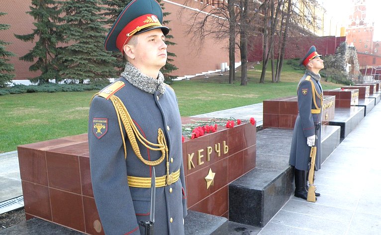 Сергей Цеков и крымчане возложили цветы к памятнику знаку «Город-герой Керчь»