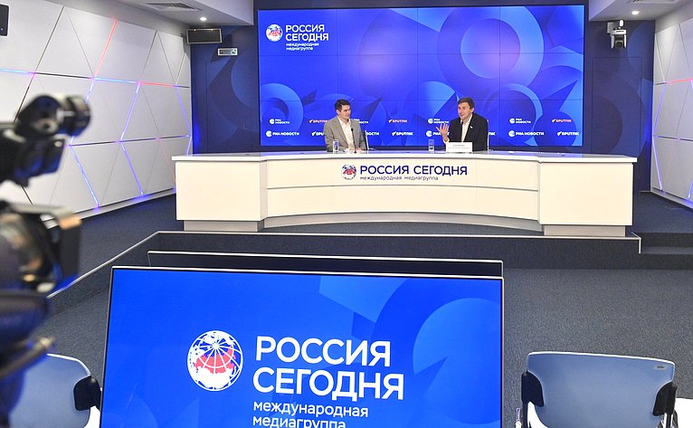 В Пресс-центре «Россия сегодня» состоялась пресс-конференция сенатора РФ, гроссмейстера Сергея Карякина, приуроченная к Международному дню шахмат