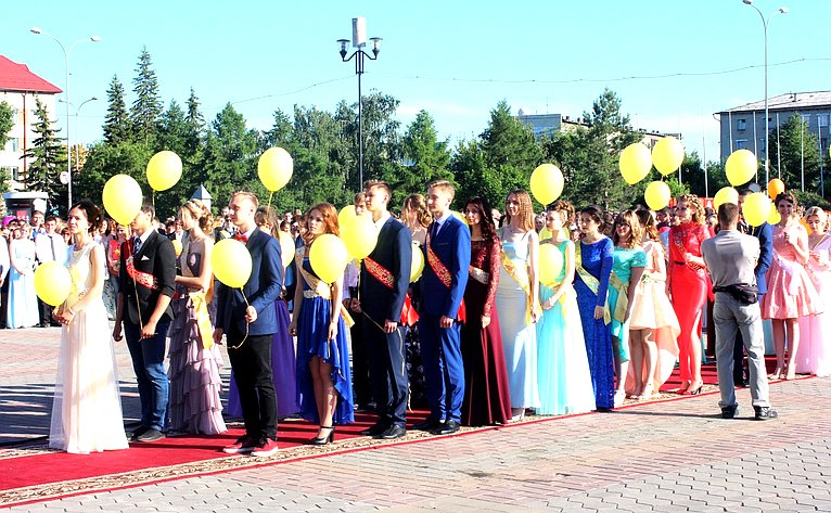 В. Лаптев поздравил выпускников школ Куйбышевского района Новосибирской области с окончанием школы